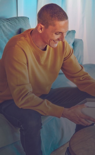 شاب يفتح علبة هدية IQOS